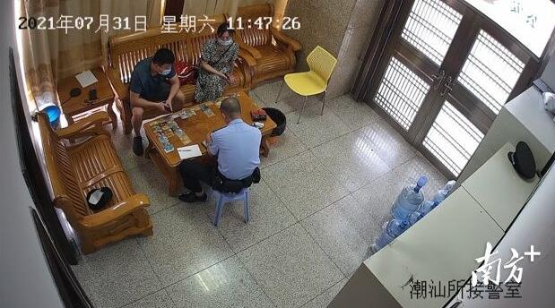 男子出行携带67张信用卡，因妨害信用卡管理罪被铁路民警刑拘