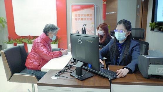 诱导开办信用卡、协助加杠杆炒股······老年人不应成为被肆意“消费”的买单者