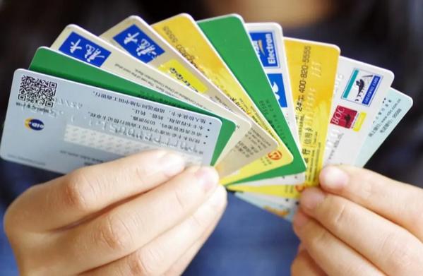信用卡减与加：清睡眠卡、减权益、促消费，在存量里挖增量